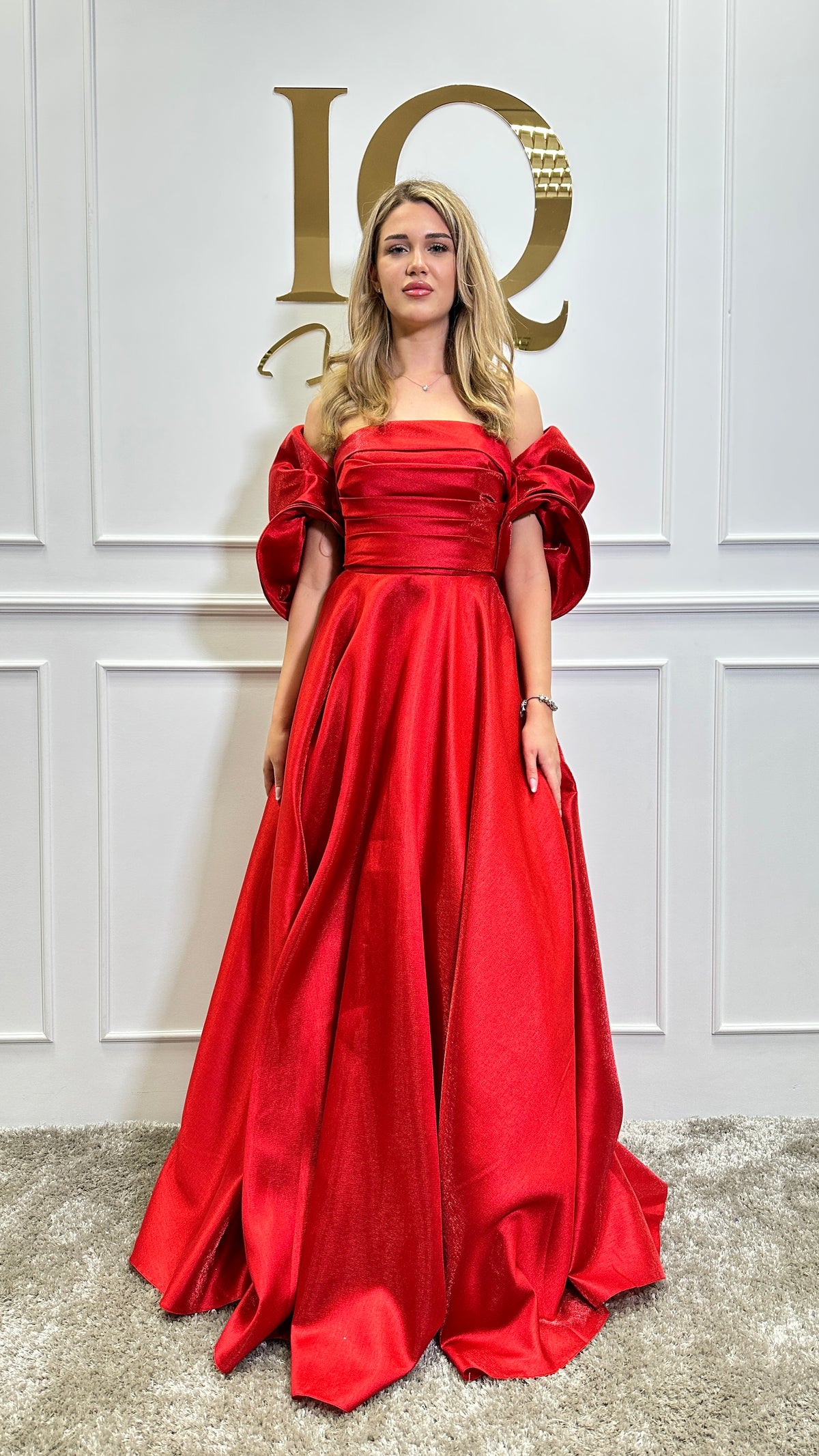 Rochie roșie Sassya de la iqfashioncluj, material elegant și croială modernă, vizibilă în imagine.