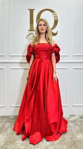 Rochie roșie Sassya de la iqfashioncluj, material elegant și croială modernă, vizibilă în imagine.
