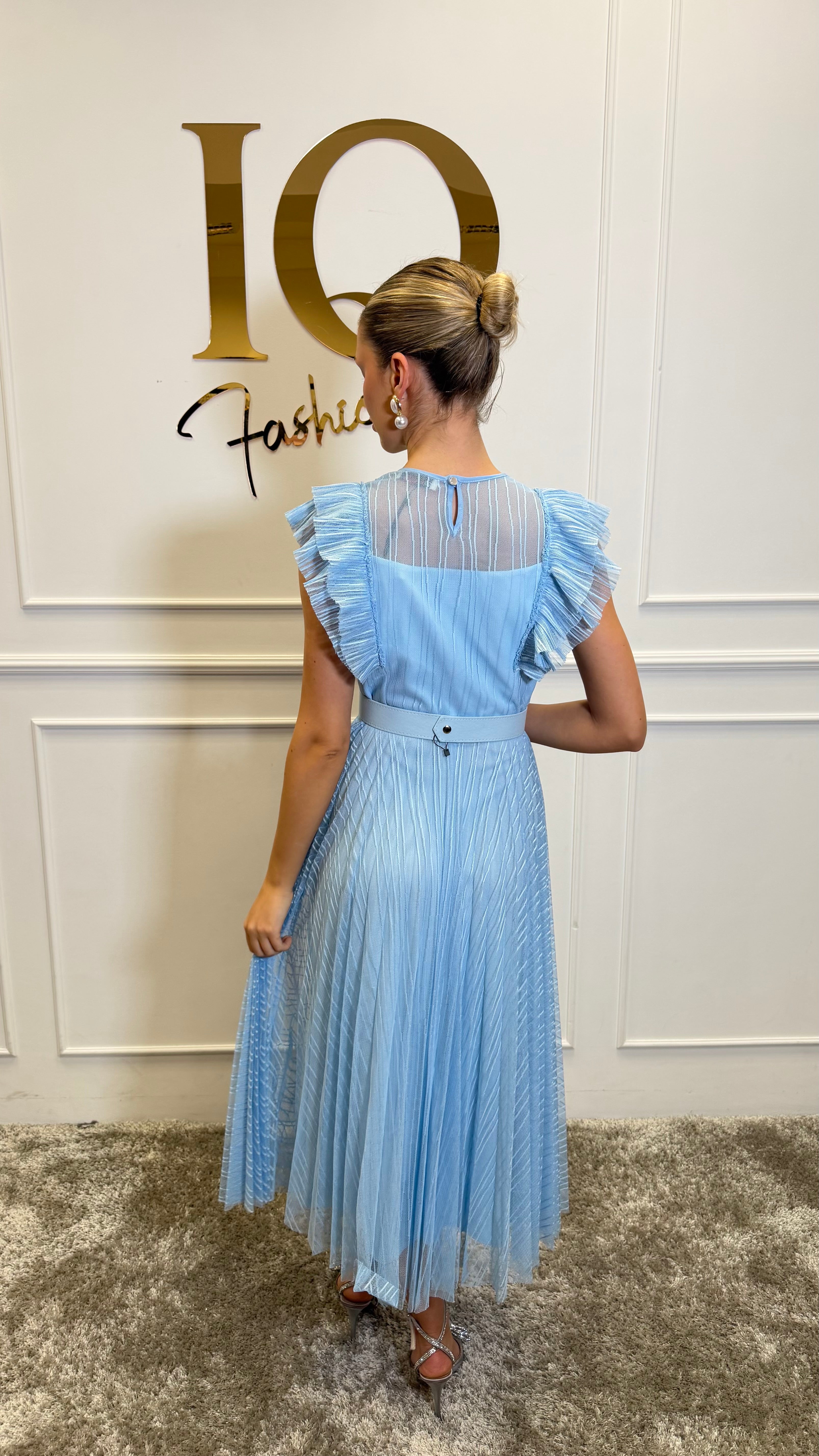 Rochie ELVE STYLE SRL Massi Blue, lungime medie, cu croială elegantă și detalii albastre, pe manechin în imagine.