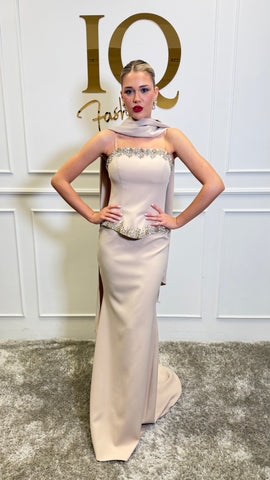 Rochie beige Jayya de la iqfashioncluj, eleganță casual, cu croială fluidă și detalii sofisticate, vizibilă în imagine.