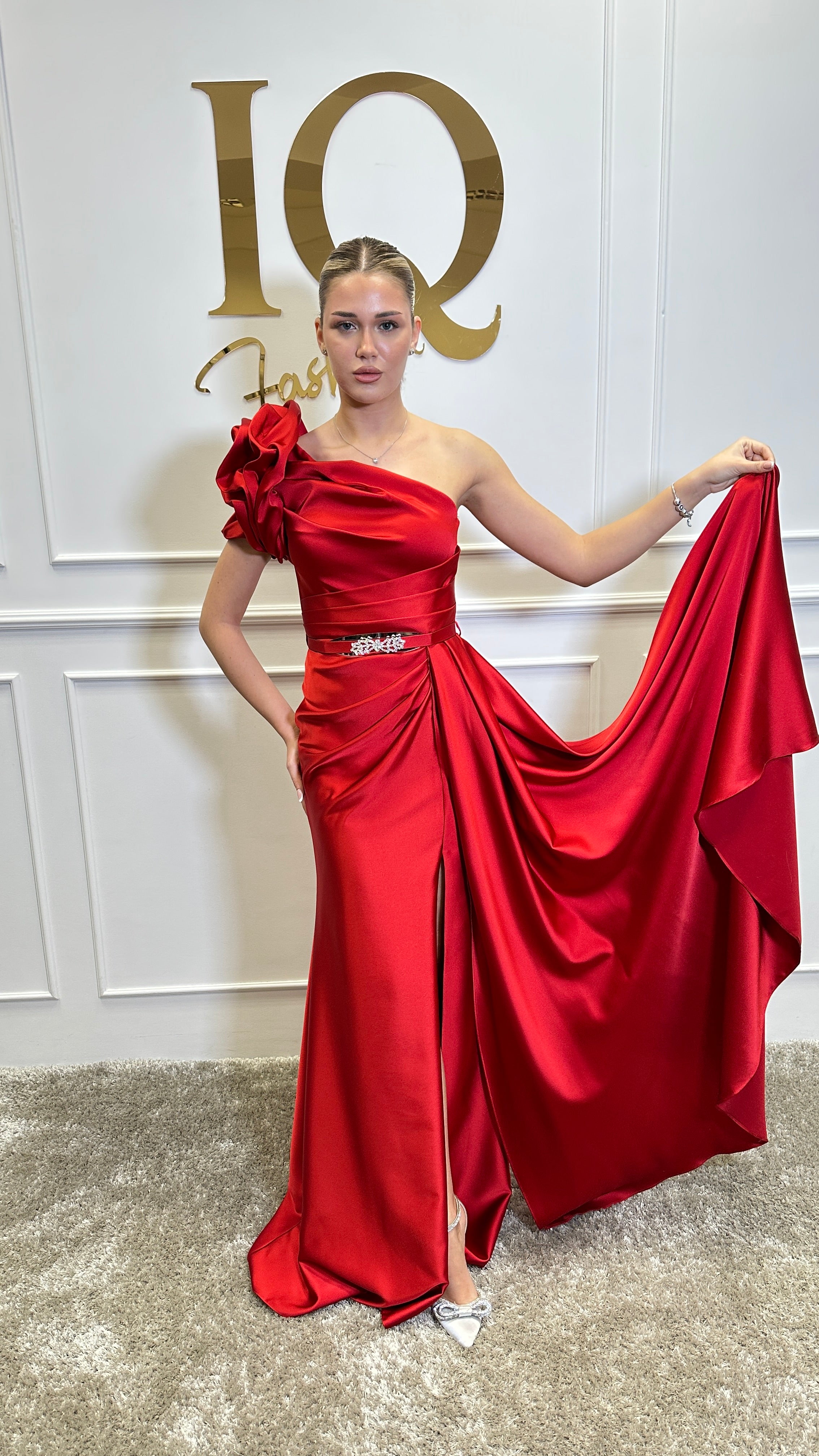 Rochie roșie Jasmin de la iqfashioncluj, model elegant, cu croială modernă și detalii feminine, vizibilă în imagine.