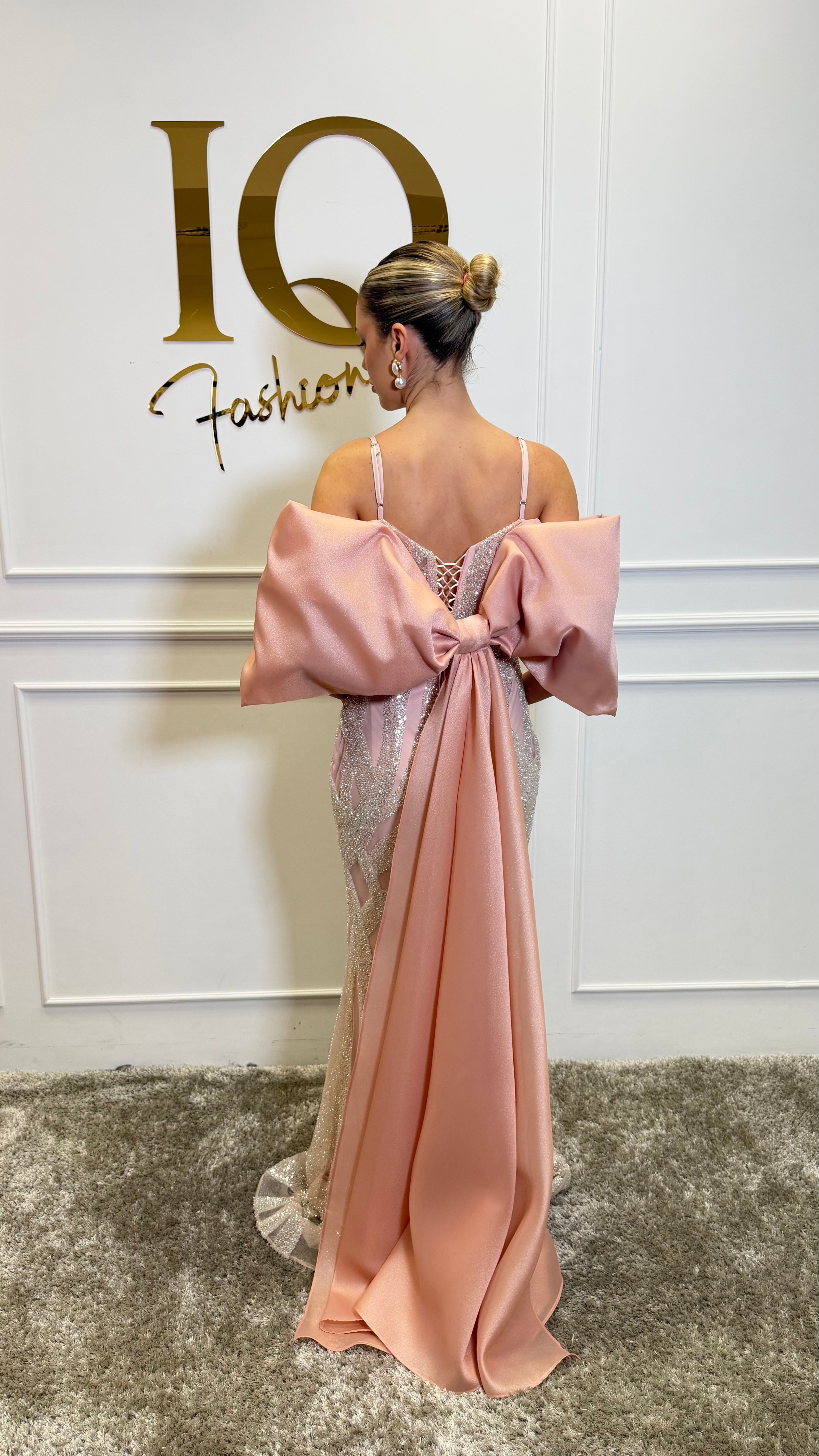 Rochie Bombay Funda Roze din colecția iqfashioncluj, stil elegant, cu design feminin și detaliu de funda roz pe față.