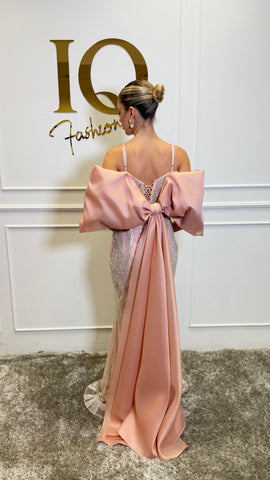 Rochie Bombay Funda Roze din colecția iqfashioncluj, stil elegant, cu design feminin și detaliu de funda roz pe față.