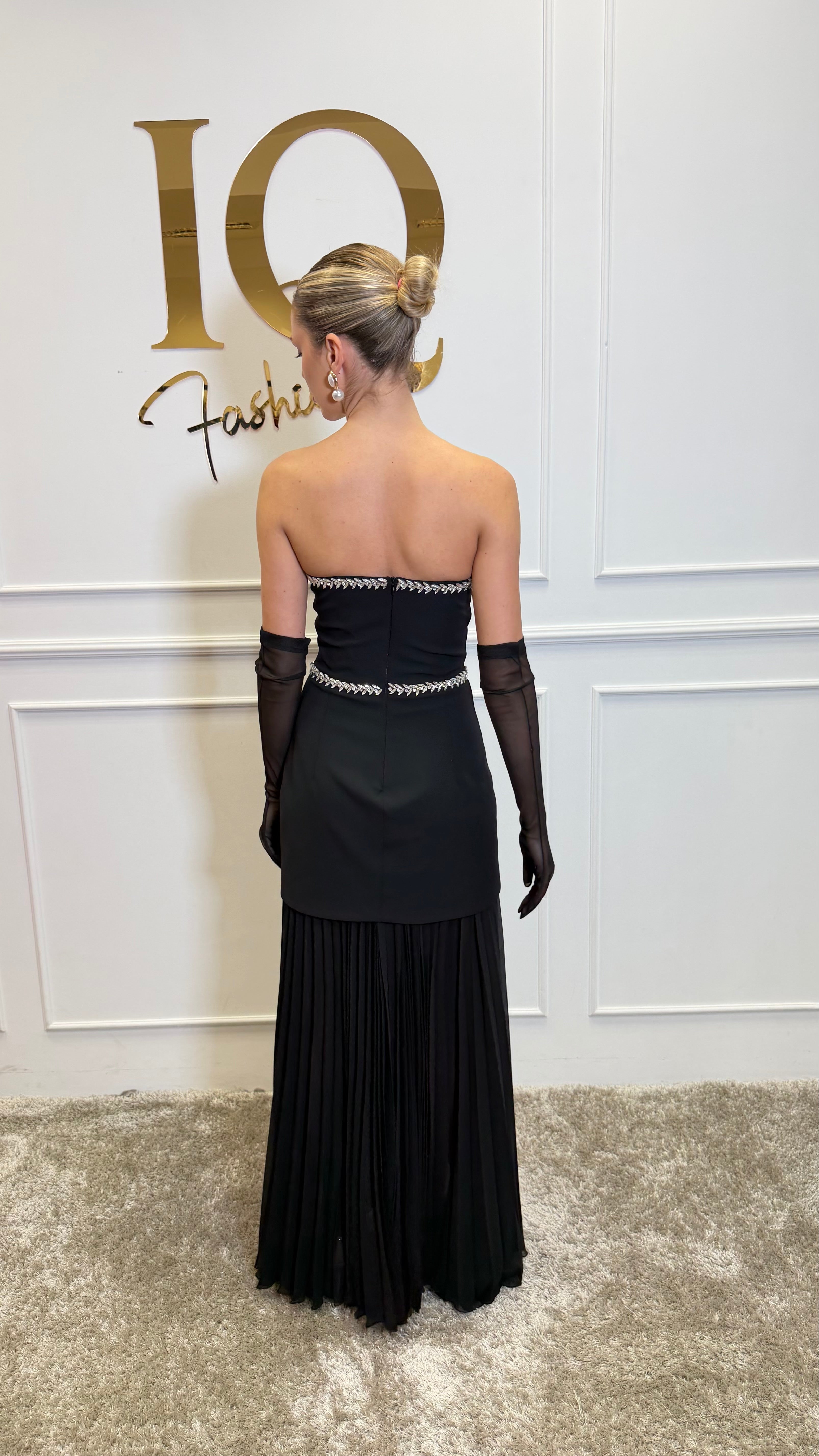Rochie cu fustă Medanna de la iqfashioncluj, neagră, cu design elegant și croială modernă, vizibilă în imagine.