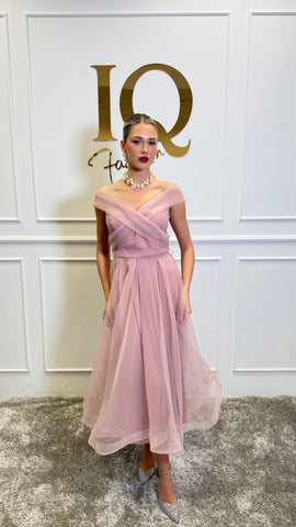 Rochie Dolly Roze de la iqfashioncluj, rochie feminină roz cu croială elegantă, material ușor și detalii moderne.