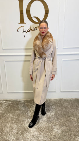Beige cashmere wool coat from Elaria by Elve Style SRL, stylish and warm for cold weather, displayed on a hanger.