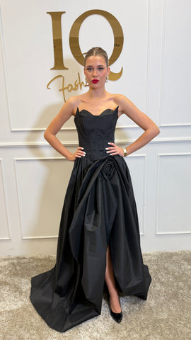 Rochie Desia Black de la iqfashioncluj, stylishă și elegantă, vizibilă pe model, cu croială modernă și detalii sofisticate.