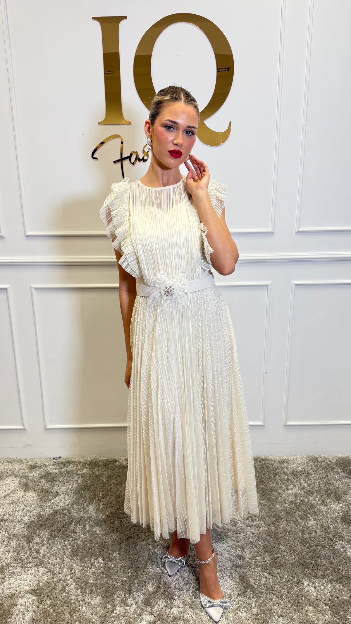 Rochie Massi beige de damă, stil elegant, din material fin, prezentată pe un mannequin, pentru ocazii speciale sau casual.