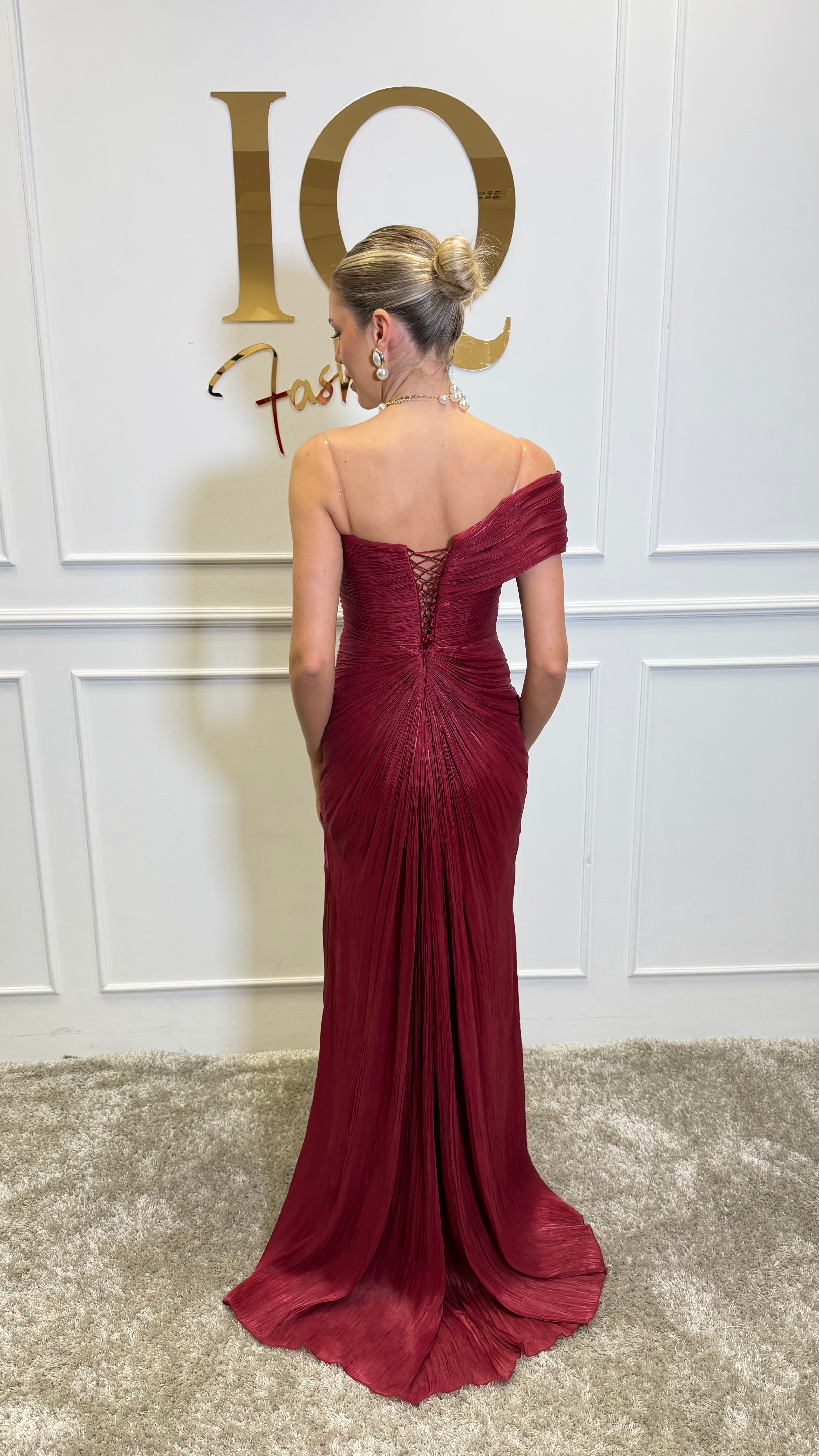 Rochie Fantazia Bordo de la iqfashioncluj, rochie elegantă din material fin, cu croială modernă și detalii stilate, vizibilă în imagine