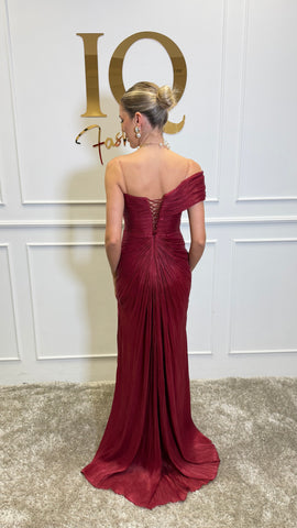 Rochie Fantazia Bordo de la iqfashioncluj, rochie elegantă din material fin, cu croială modernă și detalii stilate, vizibilă în imagine