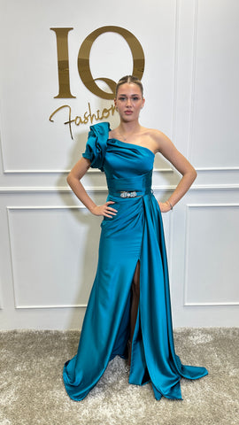 Rochie Jasmin turcoaz de la iqfashioncluj, croială elegantă și detalii stilate, pe manechin sau purtată.