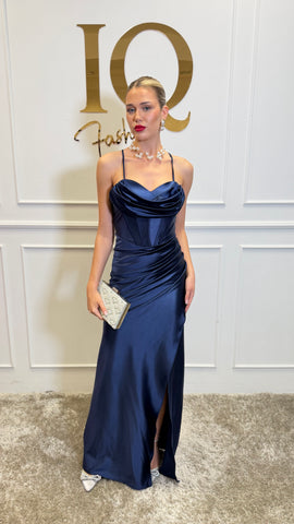 Rochie Biano Dark Blue de la iqfashioncluj, croială elegantă, material fin și detalii moderne, vizibilă în imagine.