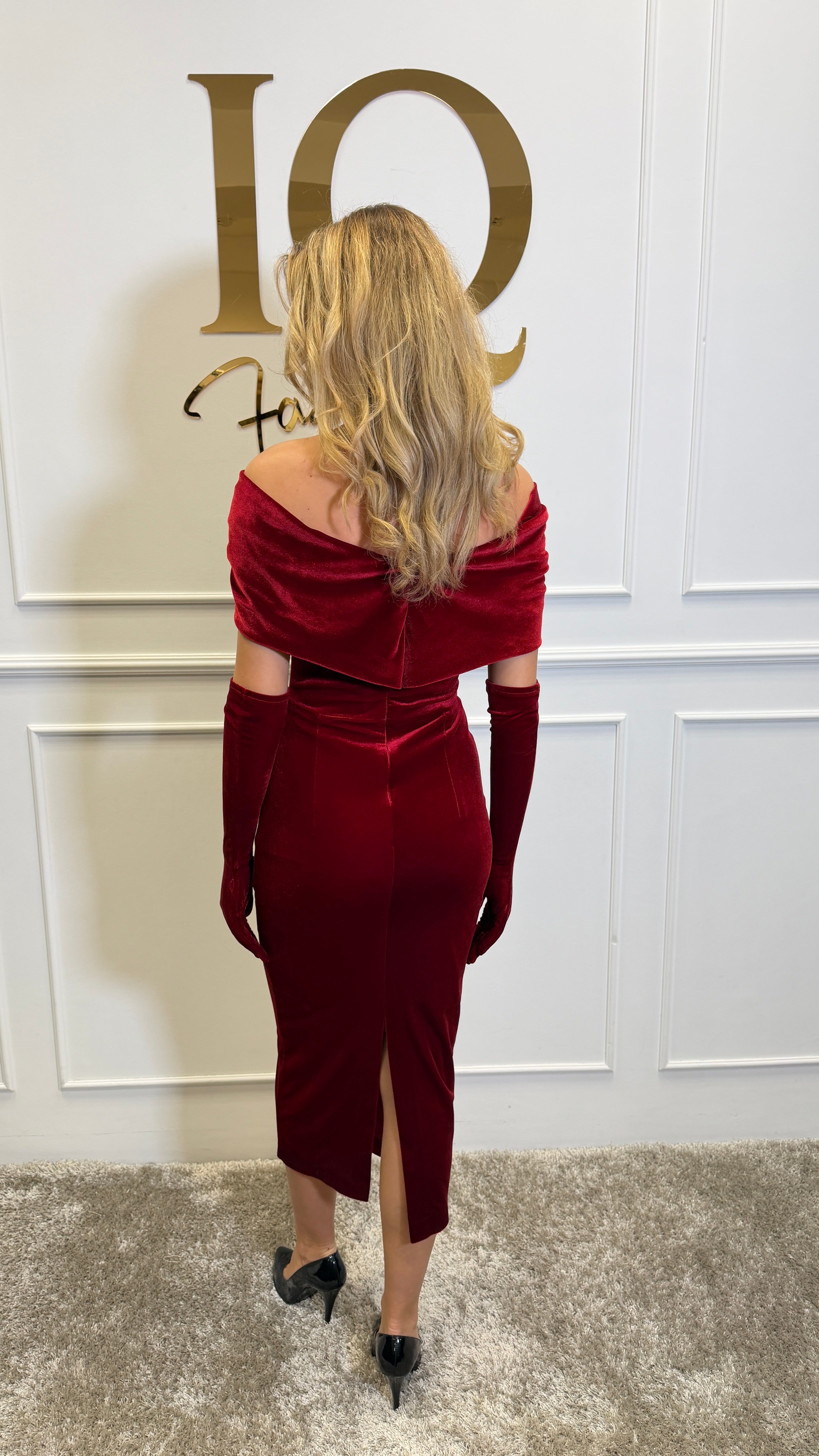 Rochie bordo din catifea cu mănuși, stil elegant, de la brandul iqfashioncluj, pentru ținute sofisticate.