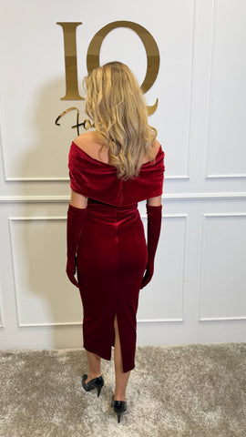 Rochie bordo din catifea cu mănuși, stil elegant, de la brandul iqfashioncluj, pentru ținute sofisticate.