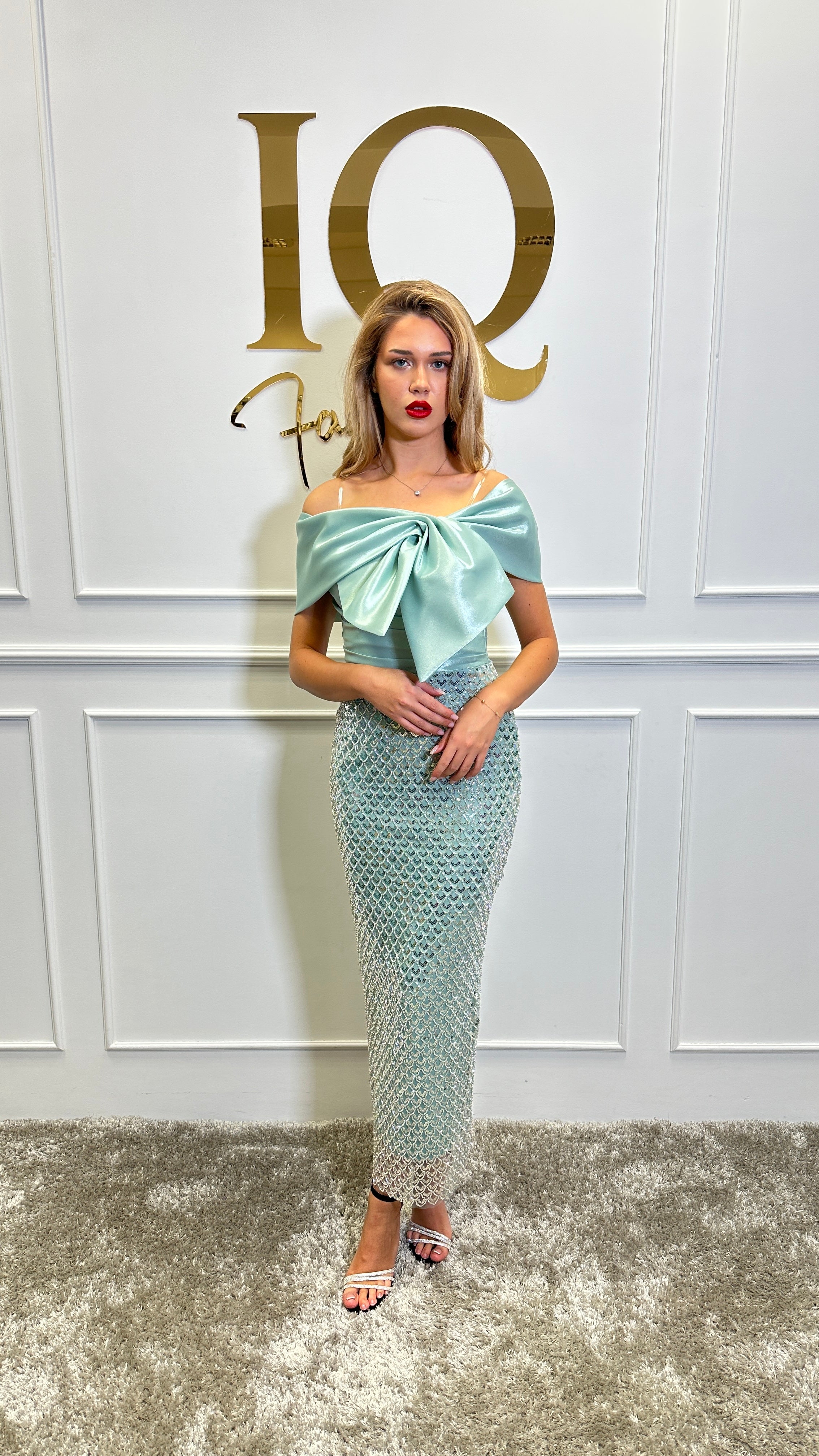 Rochie Hottya Minth de la iqfashioncluj, model elegant cu croială modernă, în nuanțe vibrante, vizibilă în imagine.