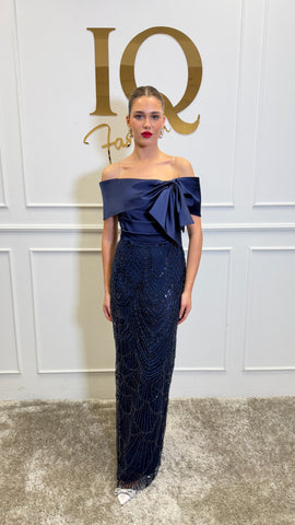 Rochie Kalineea Dark Blue de la iqfashioncluj, vitrină cu detalii elegante și croială modernă, pe manechin.