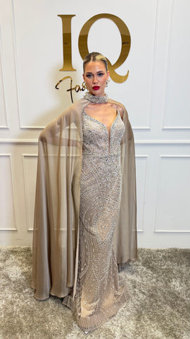 Rochie cu pelerină Indiana Beige de la iqfashioncluj, în tonuri neutre, cu design elegant și detalii fine din material textil.