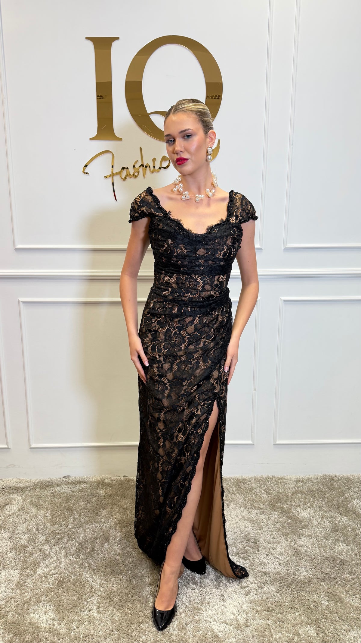Rochie Namibia neagră-beige, din colecția iqfashioncluj, cu croială elegantă și detalii feminine, pentru ocazii speciale.