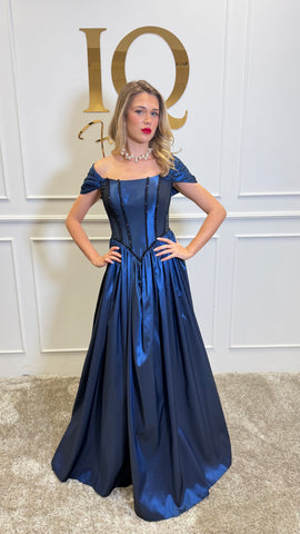 Rochie Lessia Dark Blue de la iqfashioncluj, rochie elegantă din material fluid, cu croială modernă și detalii distinctive.