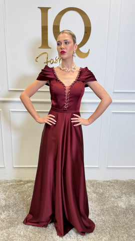 Rochie Vallerie Bordo de la iqfashioncluj, rochie elegantă din material fin, cu croială modernă și detalii stilate.