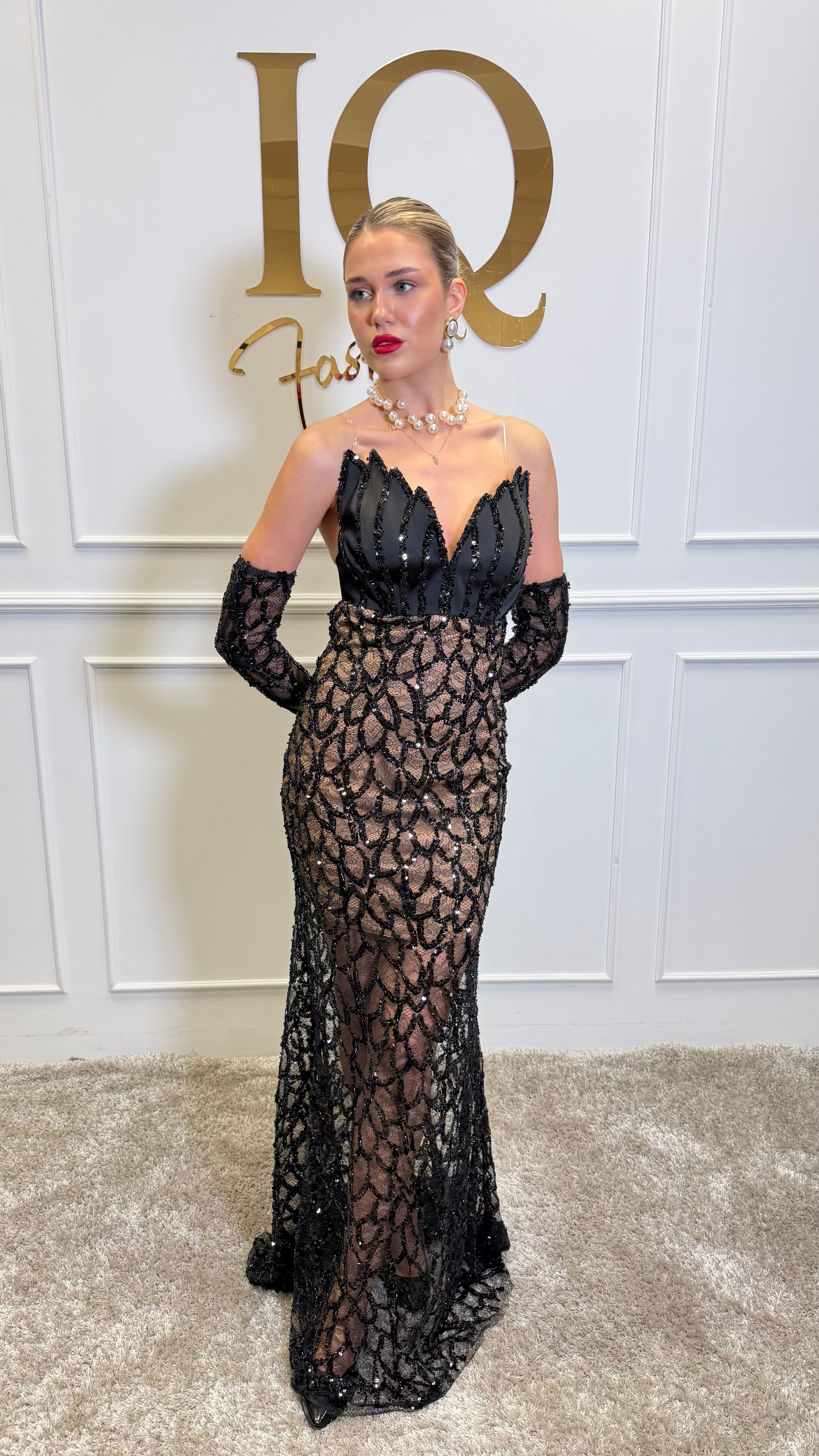 Rochie Vivania cu manusi Black-Beige, din colecția iqfashioncluj, purtată pe model, cu design elegant și detalii stilate.