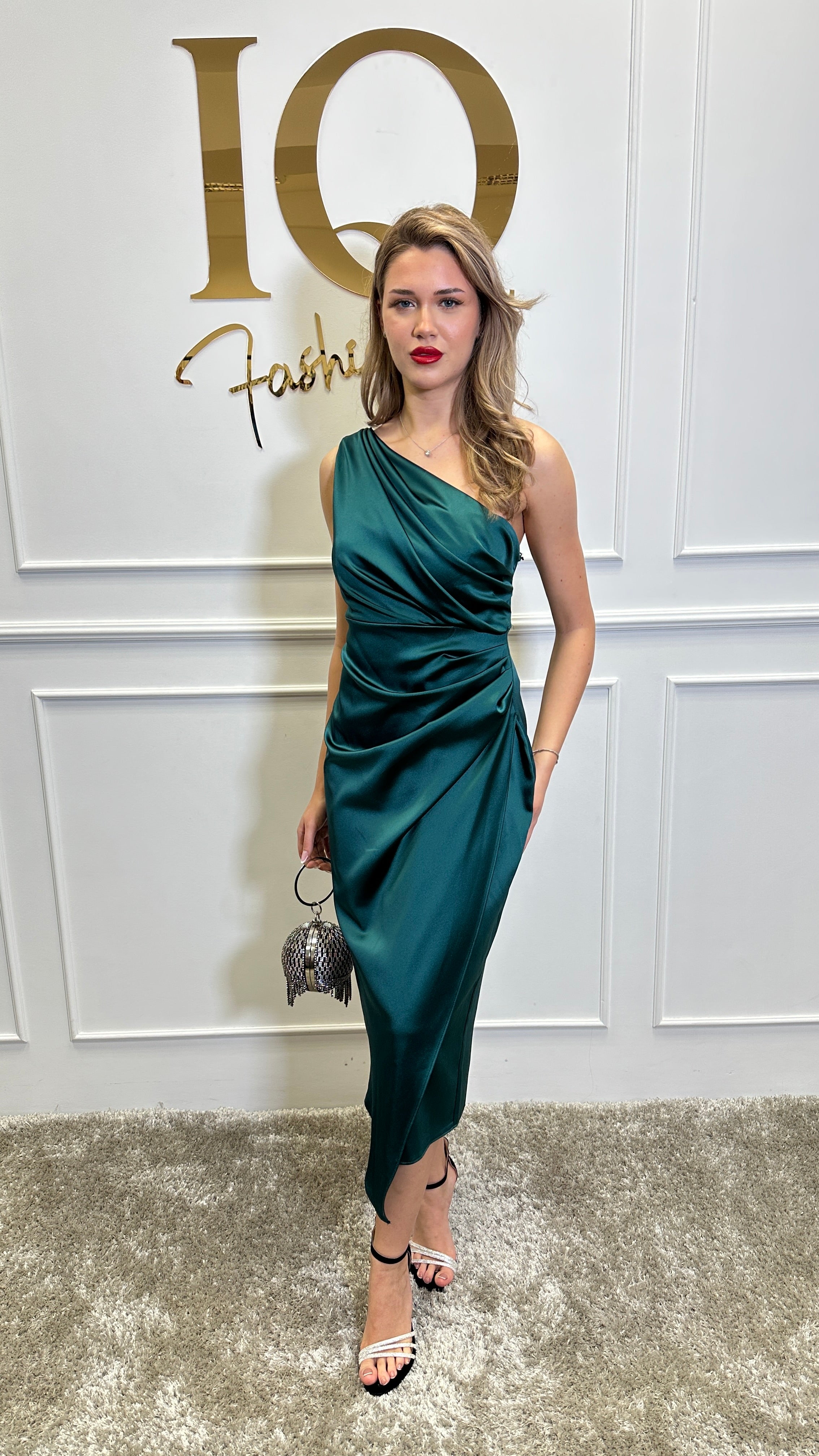 Rochie midi verde Simone de la iqfashioncluj, imagine cu detalii din material și croială elegantă.