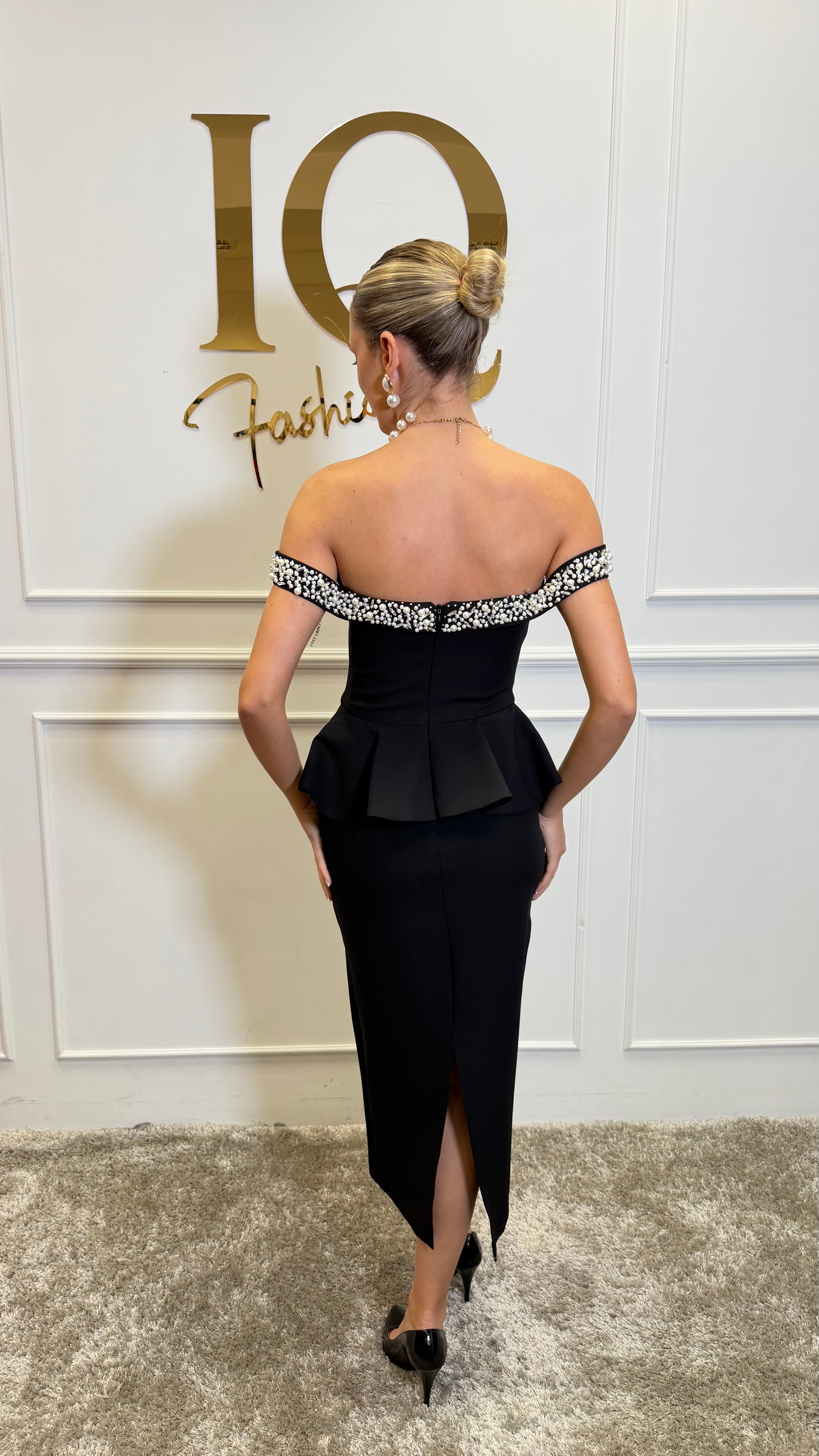 Rochie Adaline neagră de la iqfashioncluj, cu croială elegantă și detalii moderne, pe model purtând-o în imagine.