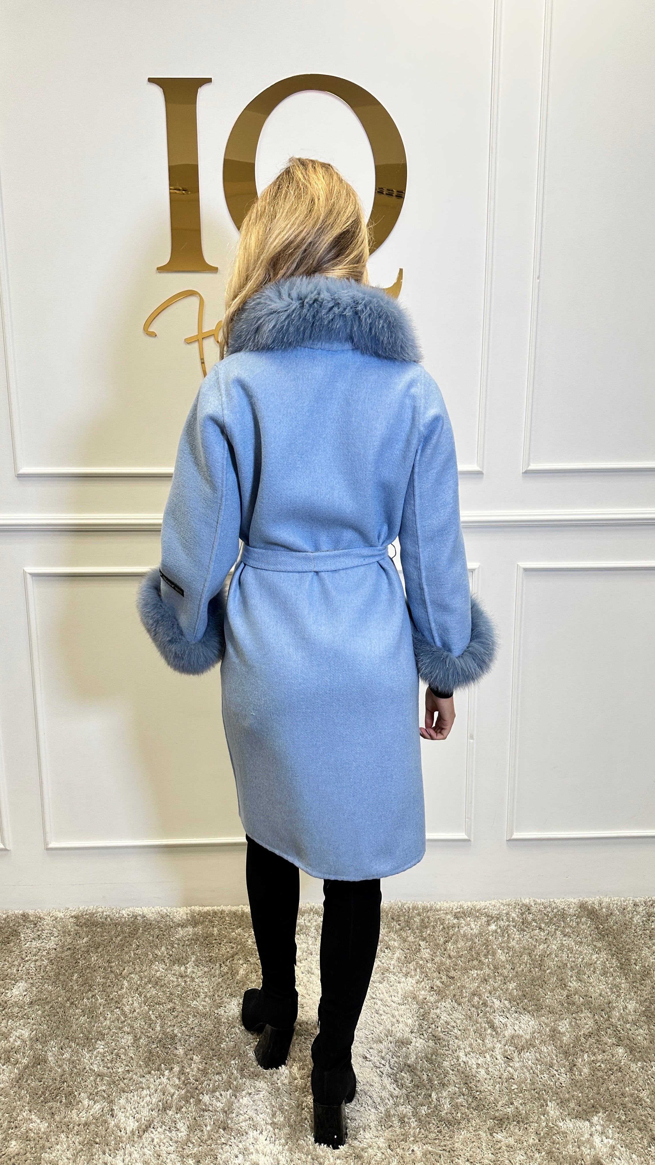 Baby blue alpaca blanket by iqfashioncluj, Ami Palton alpaka blanuri, soft and cozy textile with a plush texture.