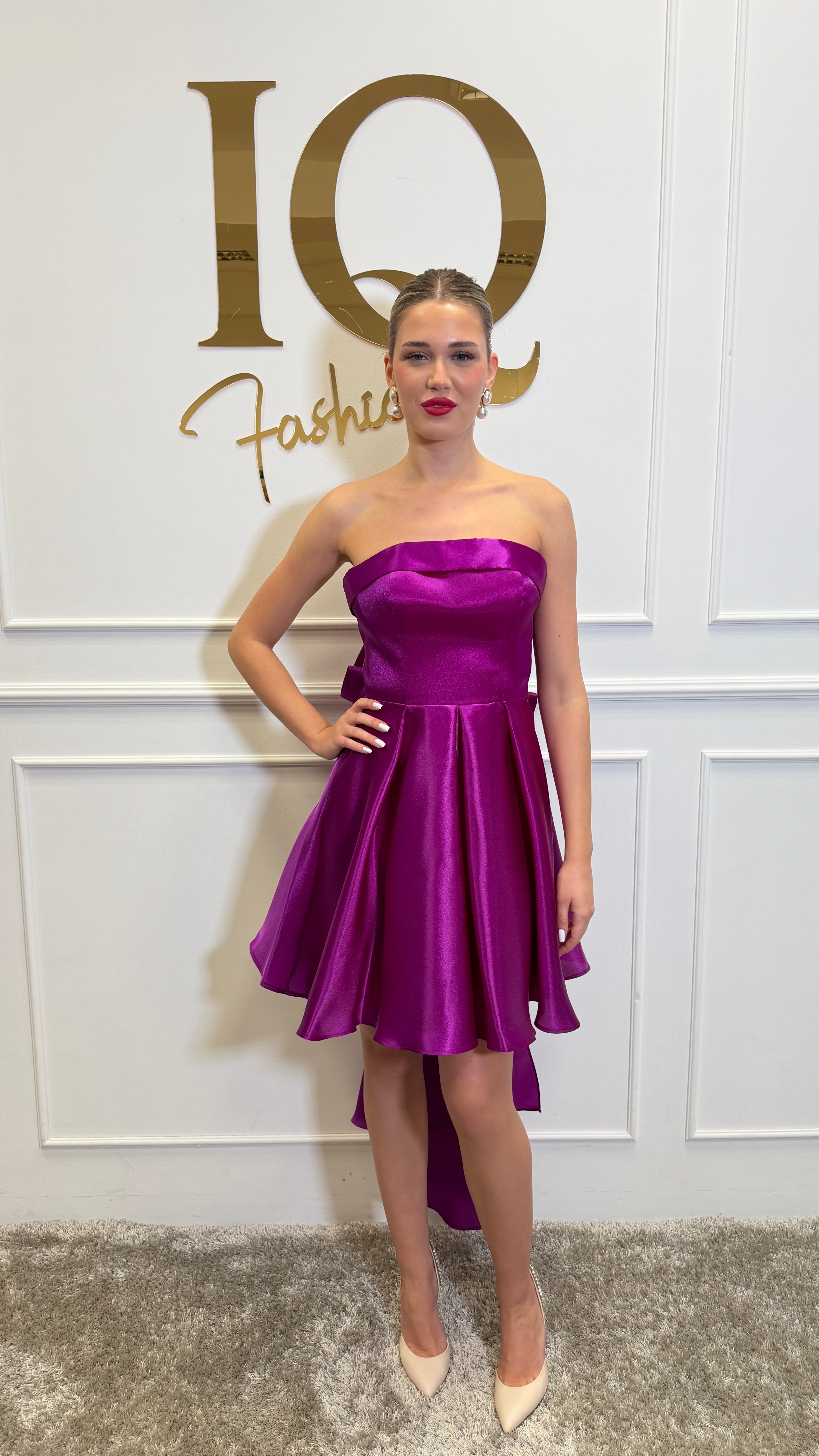 Rochie Naruma Fuchsia de la iqfashioncluj, material vaporoasă și stil modern, vizibilă pe model în această imagine.