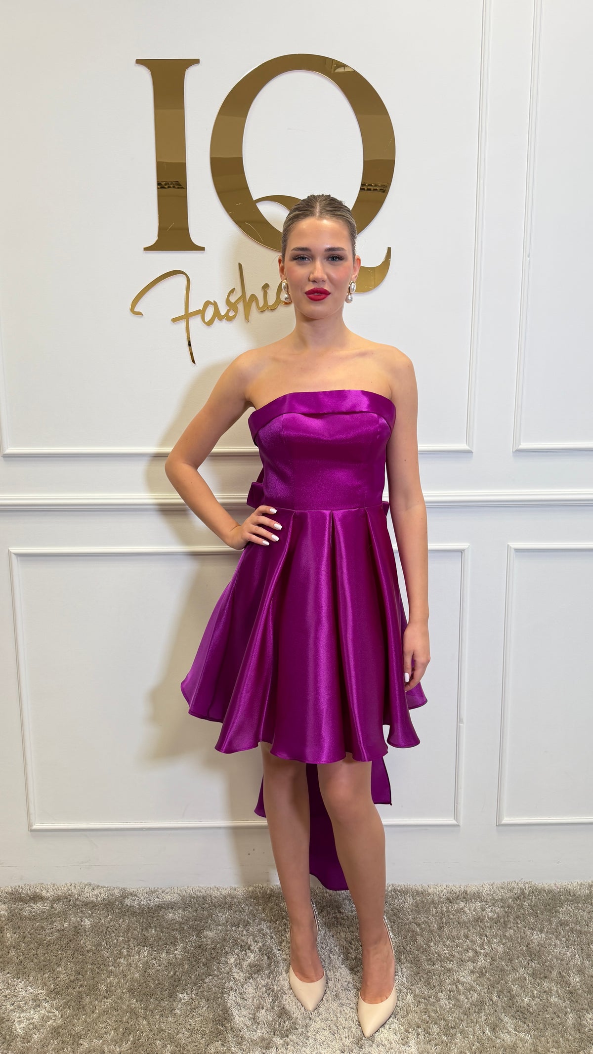 Rochie Naruma Fuchsia de la iqfashioncluj, material vaporoasă și stil modern, vizibilă pe model în această imagine.