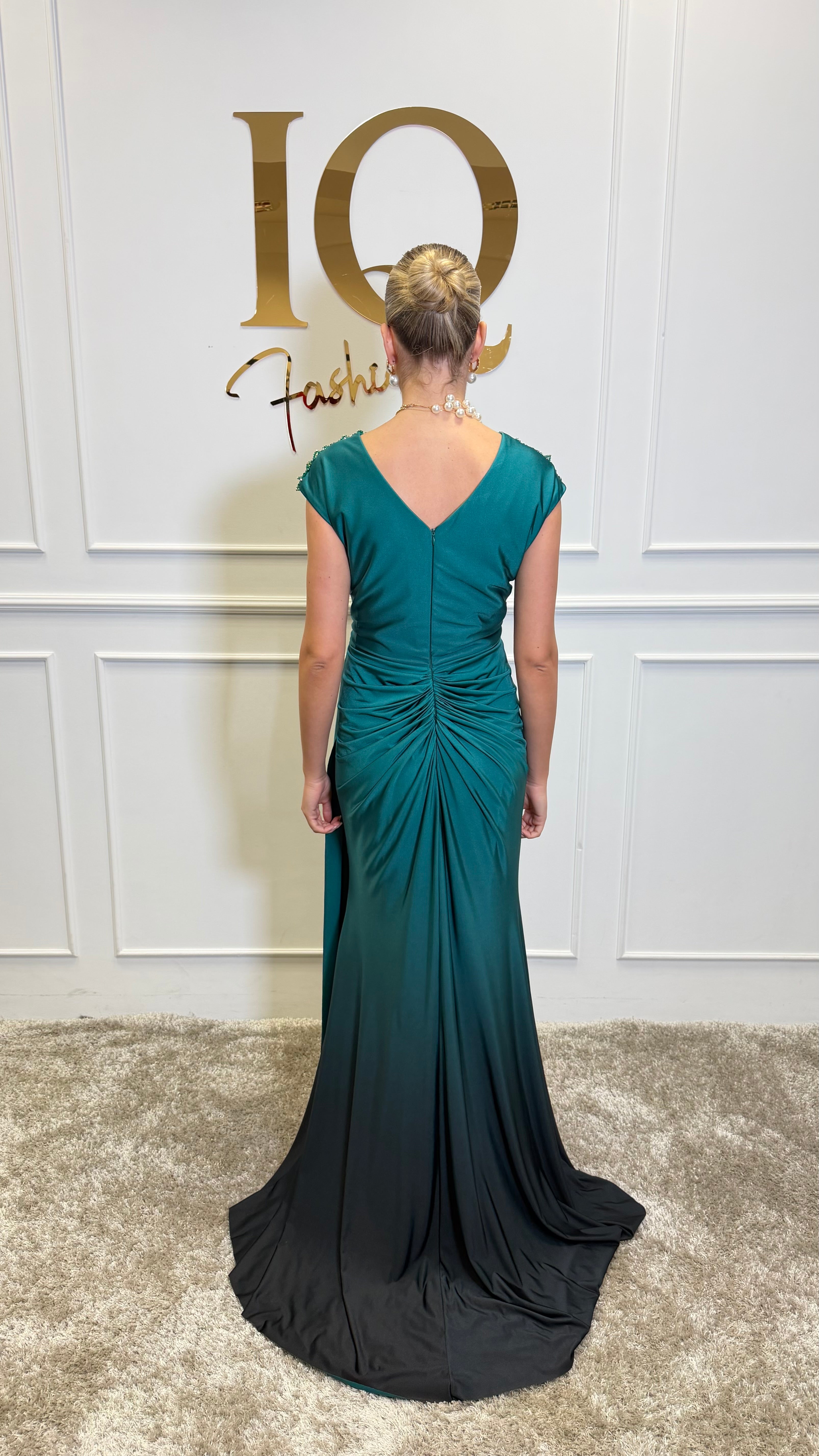 Rochie Valerie Green de la iqfashioncluj, imagine cu detalii și croială elegantă, în nuanță verde, pe fundal neutru.