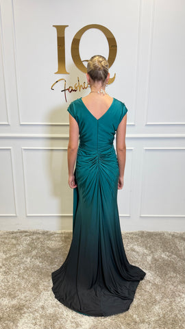 Rochie Valerie Green de la iqfashioncluj, imagine cu detalii și croială elegantă, în nuanță verde, pe fundal neutru.