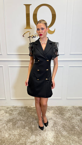 Rochie Zannesya Black de la iqfashioncluj, eleganță neagră, cu croială modernă și detalii stilate, pe manechin.
