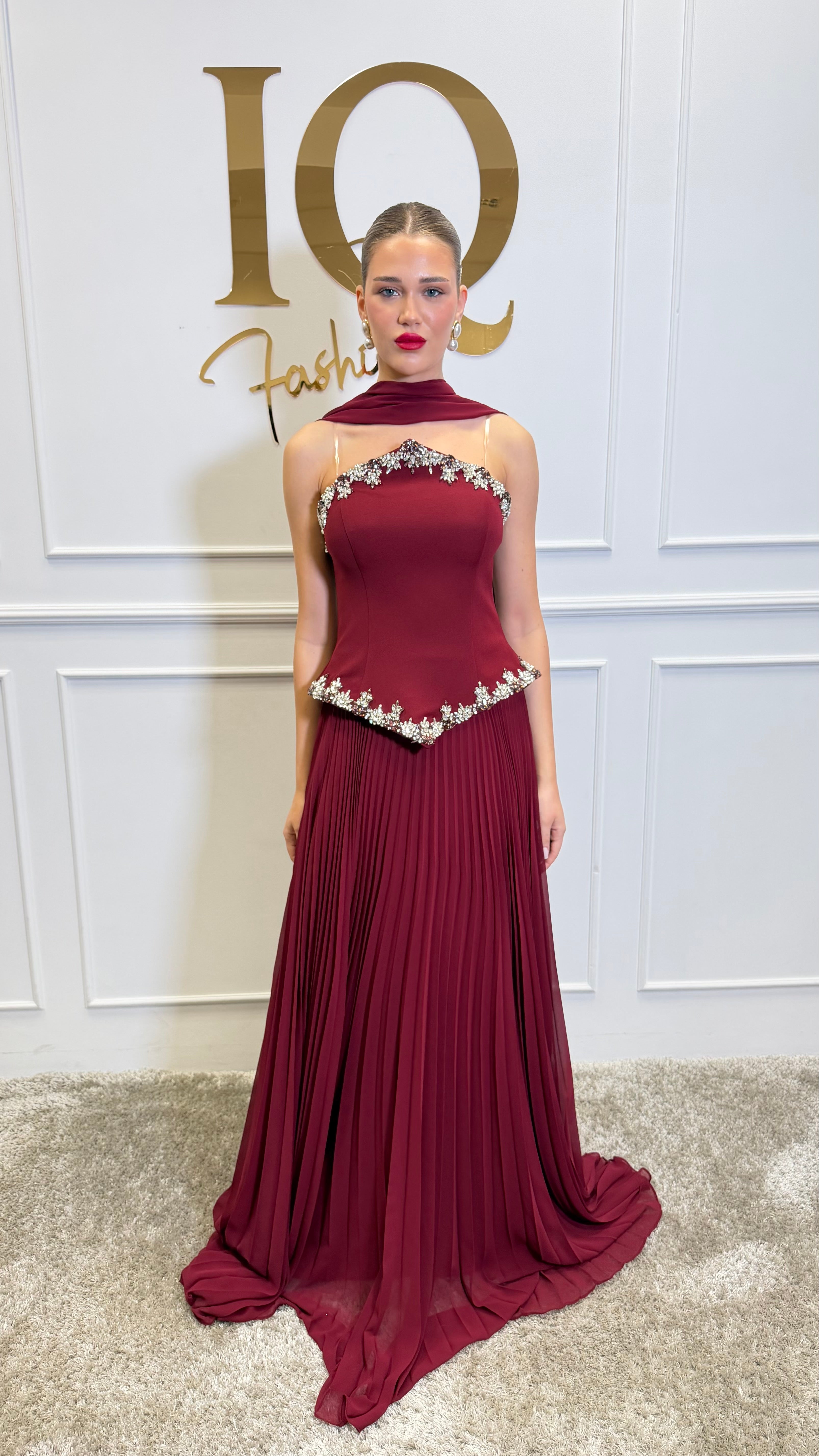Rochie Elissa Burgundy de la iqfashioncluj, vaporoasă și elegantă, afișată pe manechin în imagine.