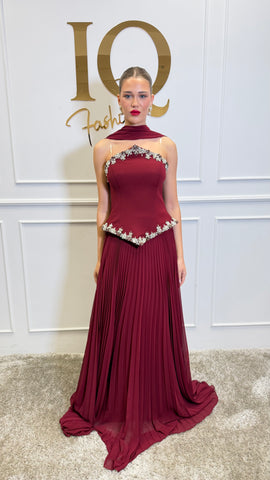 Rochie Elissa Burgundy de la iqfashioncluj, vaporoasă și elegantă, afișată pe manechin în imagine.
