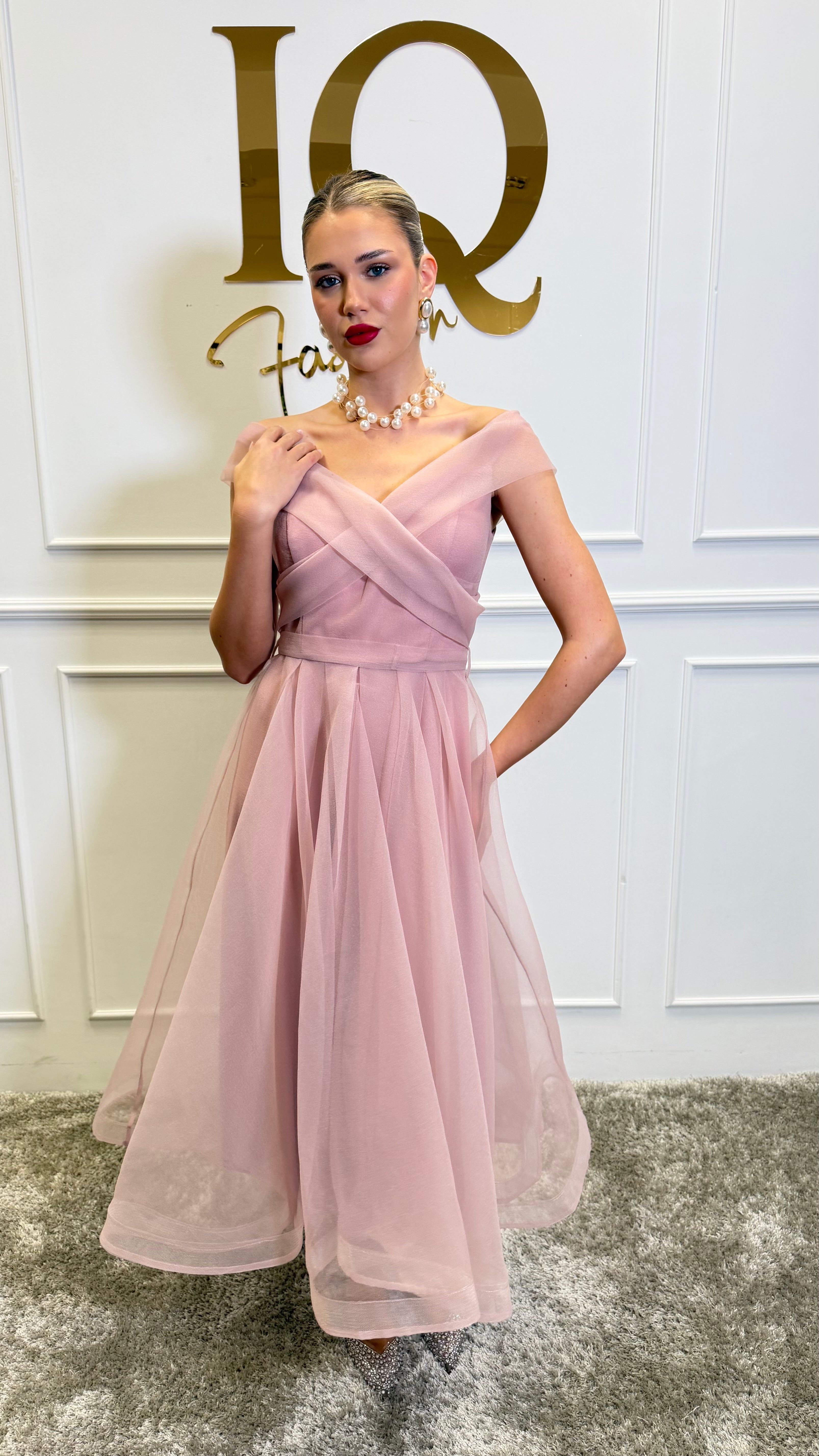 Rochie Dolly Roze de la iqfashioncluj, modele elegante, cu detalii delicate, perfectă pentru evenimente și ocazii speciale
