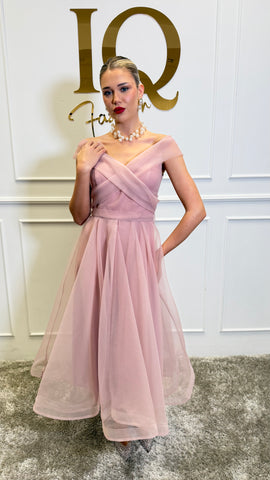 Rochie Dolly Roze de la iqfashioncluj, modele elegante, cu detalii delicate, perfectă pentru evenimente și ocazii speciale