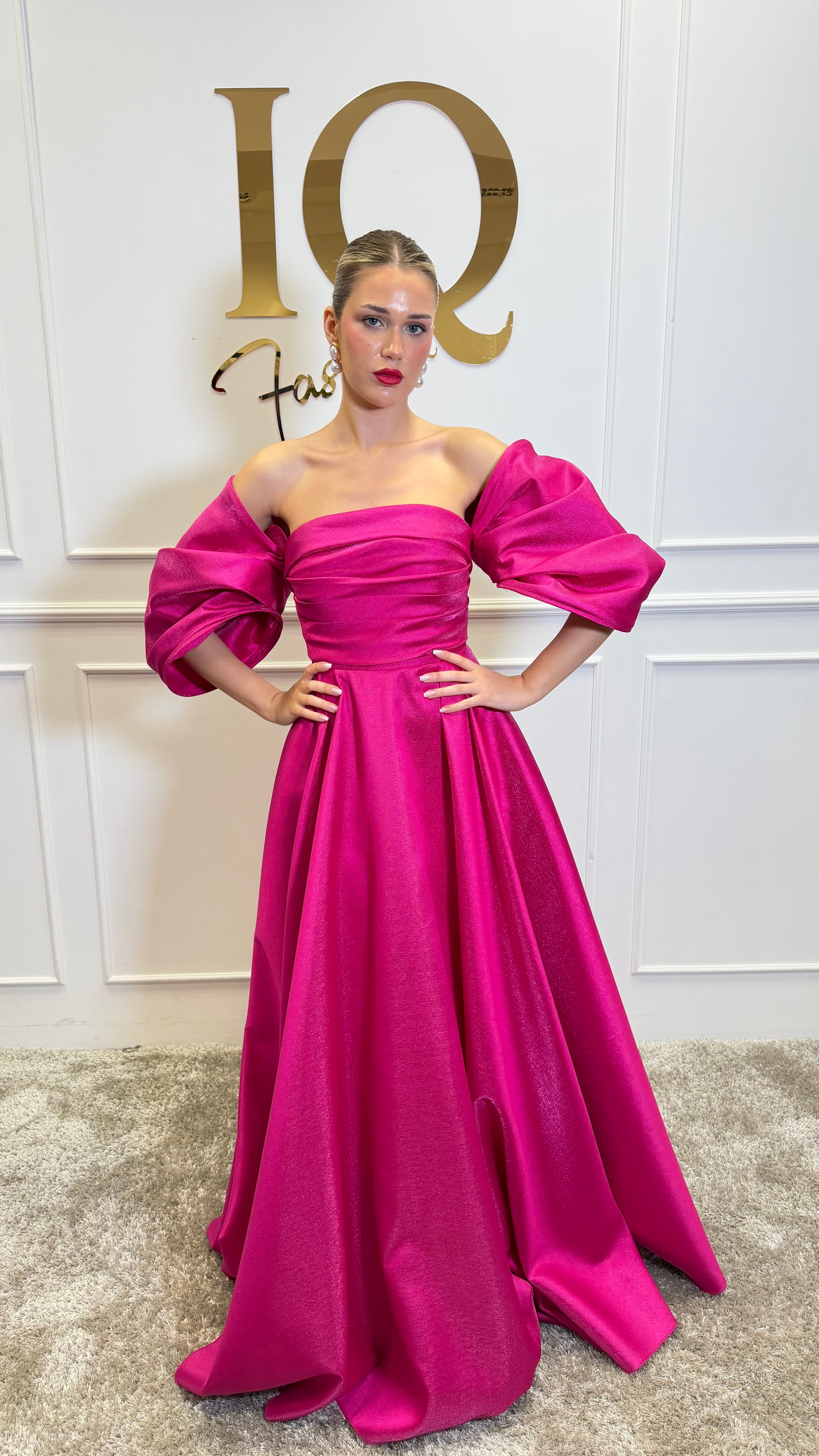 Rochie fucsia Sassya de la iqfashioncluj, rochie elegantă pentru femei, detalii stilizate și croială modernă, pe manechin.