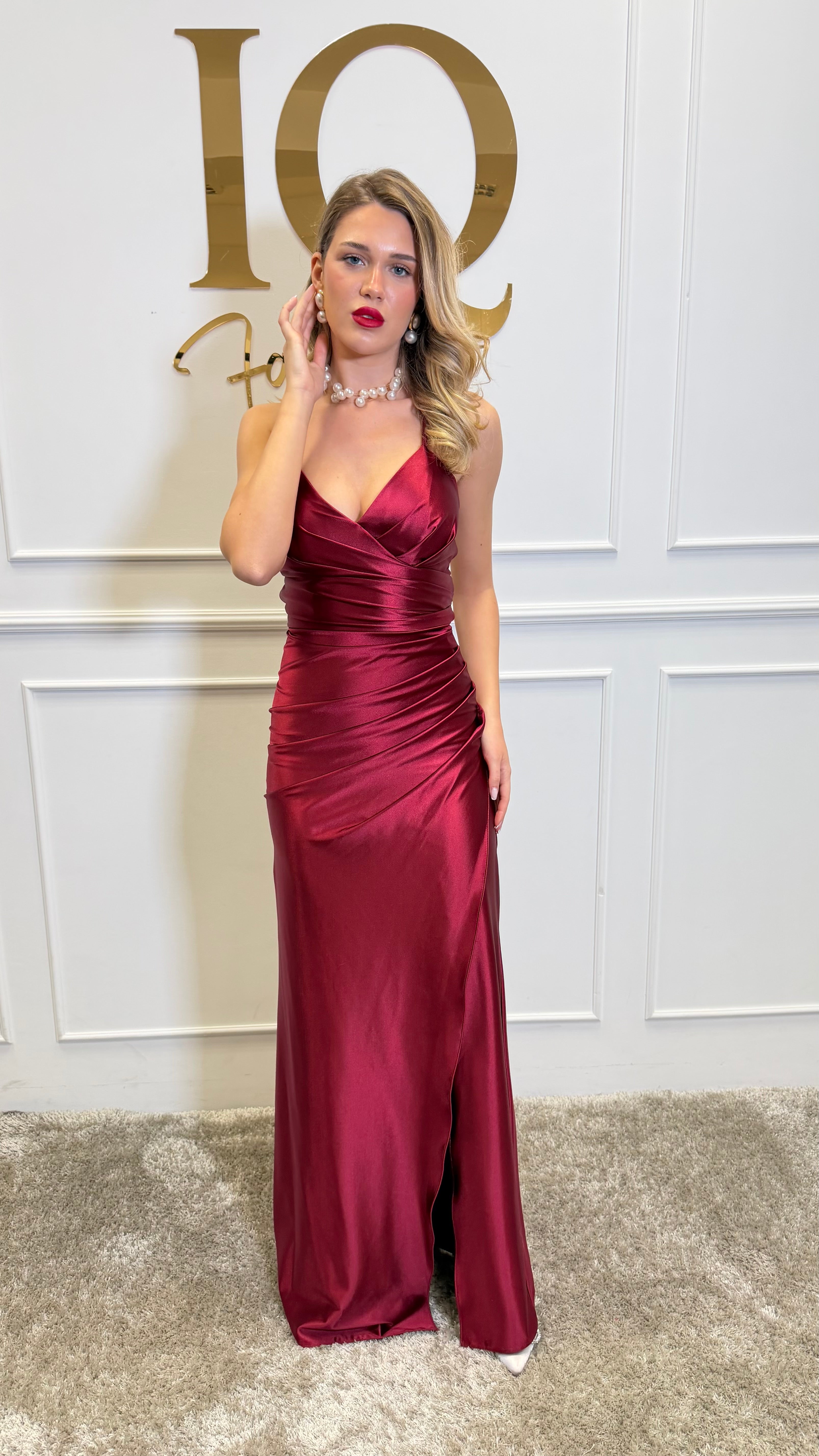 Rochie Alka Bordo, de damă, din material elegant, cu croială modernă, brand iqfashioncluj, vizibilă pe imagine.