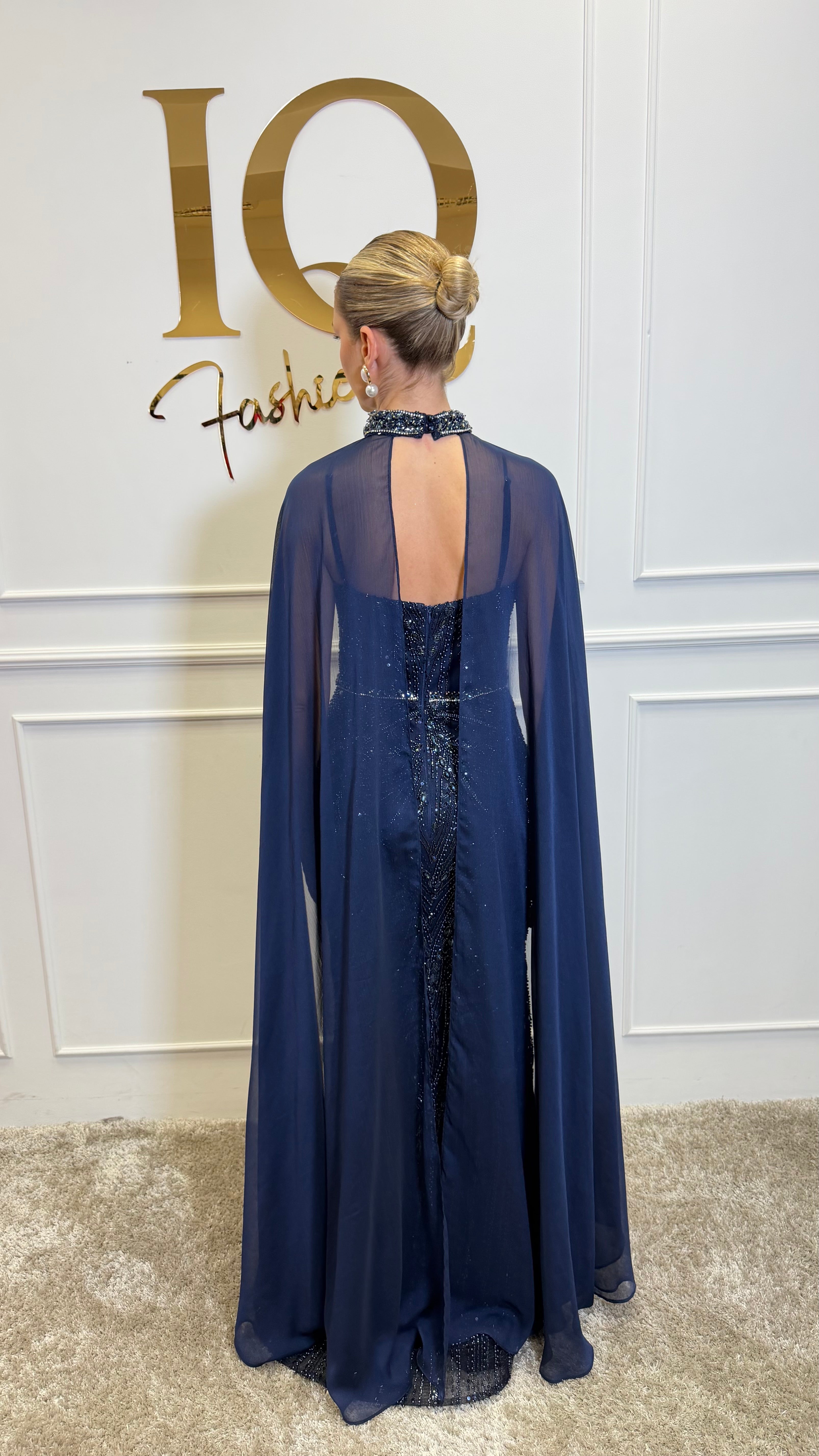 Rochie cu pelerină Indiana din denim albastru închis, de la iqfashioncluj, cu croială elegantă și detalii moderne.