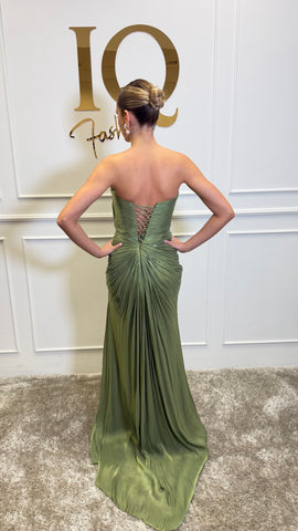 Rochie Karella verde măslină din colecția iqfashioncluj, stil elegant, cu croială modernă, fabricată din material textil fin.