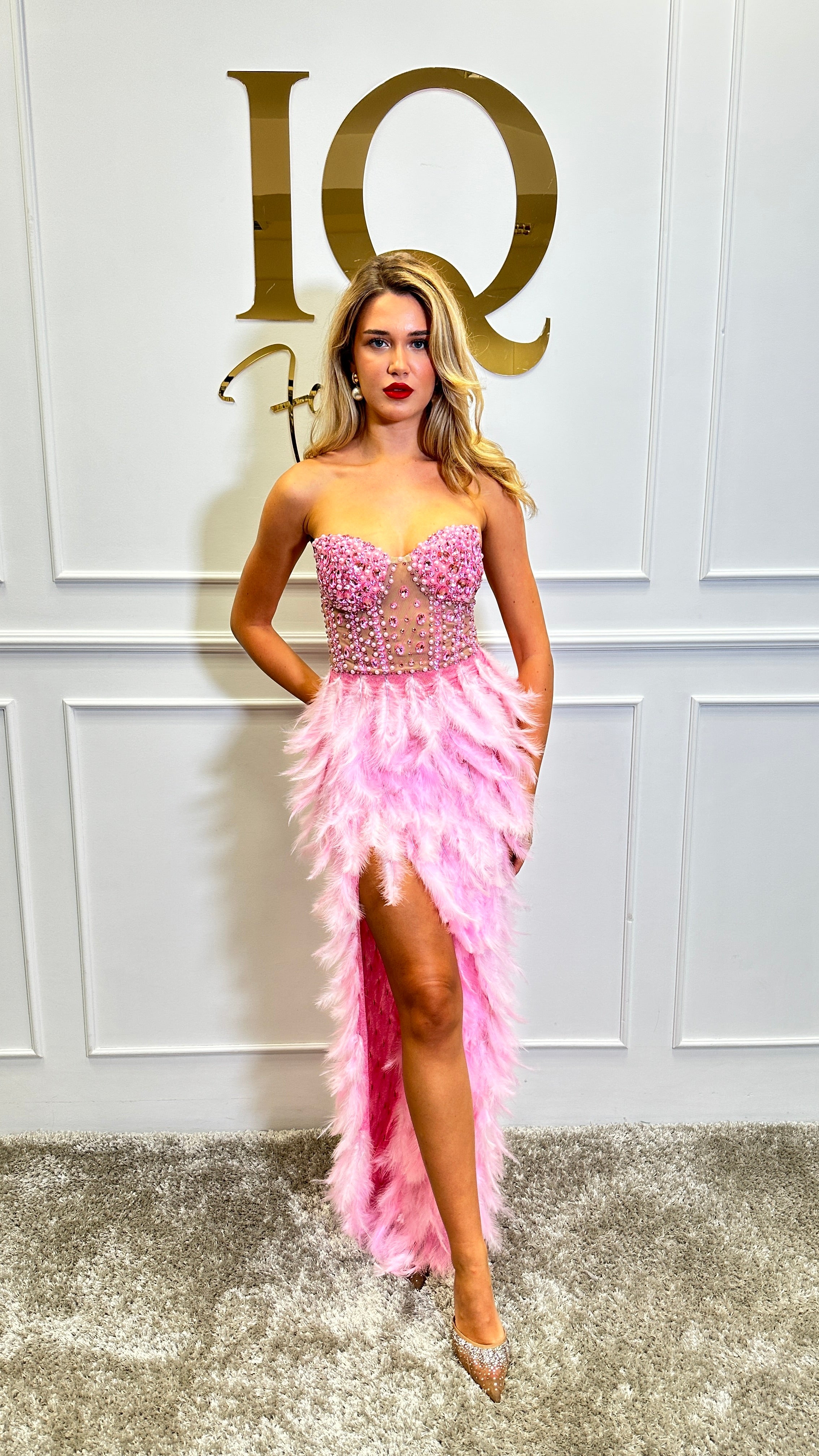 Rochie lungă Kandy Pink de la iqfashioncluj, rochie feminină roz cu croială elegantă și detalii moderne, pentru ocazii speciale.