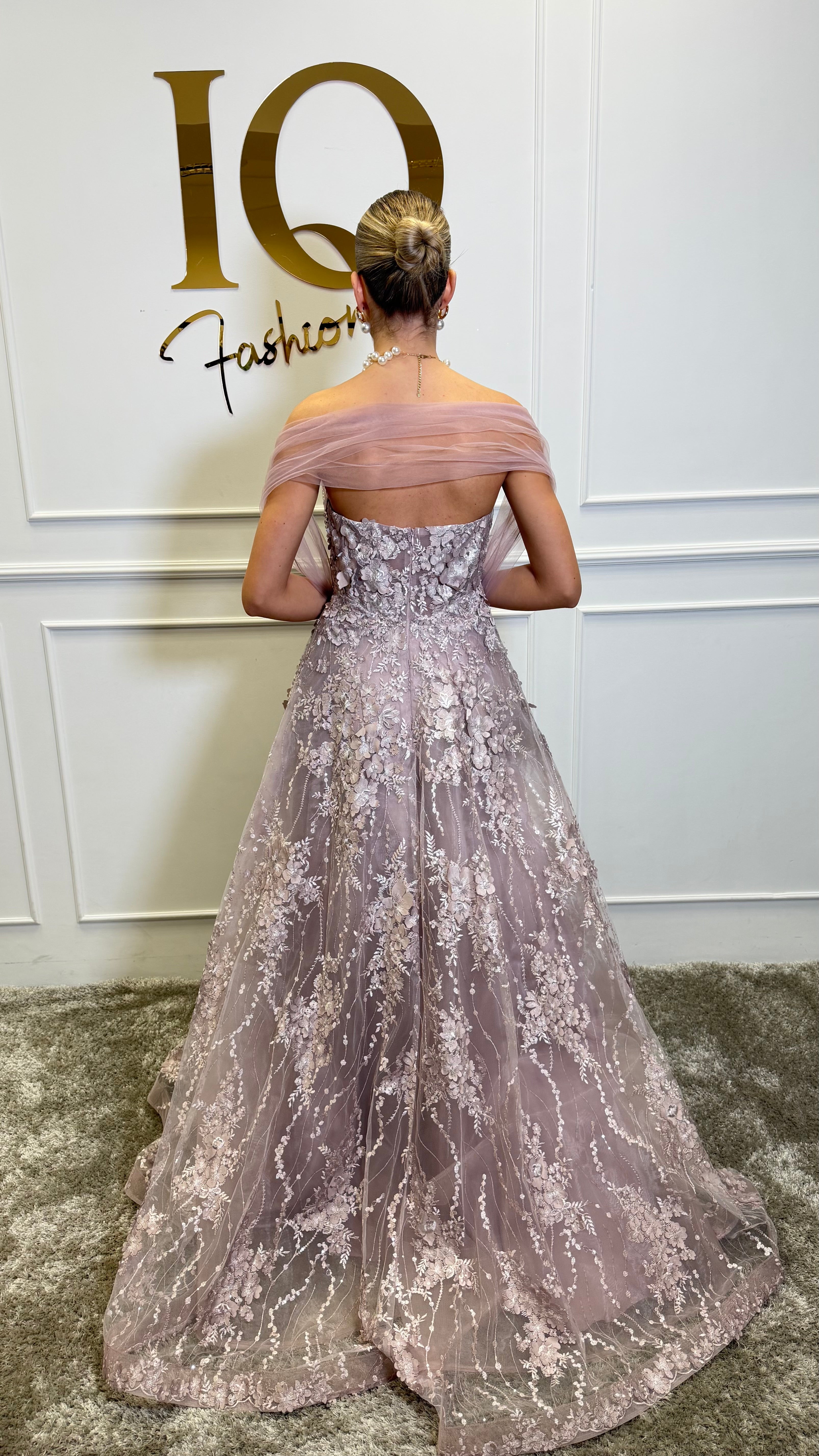 Rochie Venissia roze de la iqfashioncluj, rochie elegantă din material fin, prezentată pe manechin, pentru ocazii speciale.