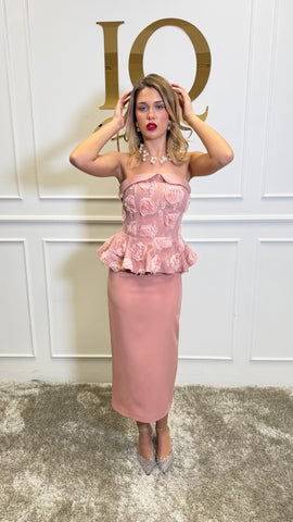 Rochie roz Florya de la iqfashioncluj, stil elegant, material ușor, detalii feminine, vizibilă în imagine.