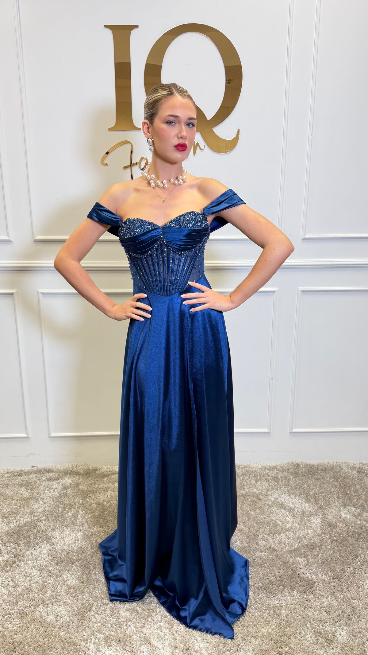 Rochie evazată Aunicia în albastru închis, de la iqfashioncluj, purtată pe model, cu detalii elegante și croială feminină.