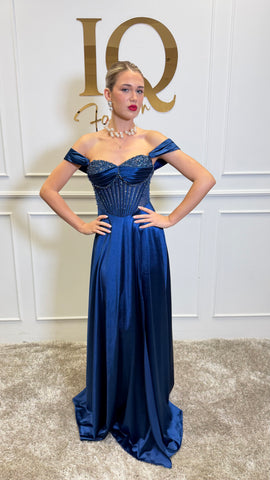 Rochie evazată Aunicia în albastru închis, de la iqfashioncluj, purtată pe model, cu detalii elegante și croială feminină.
