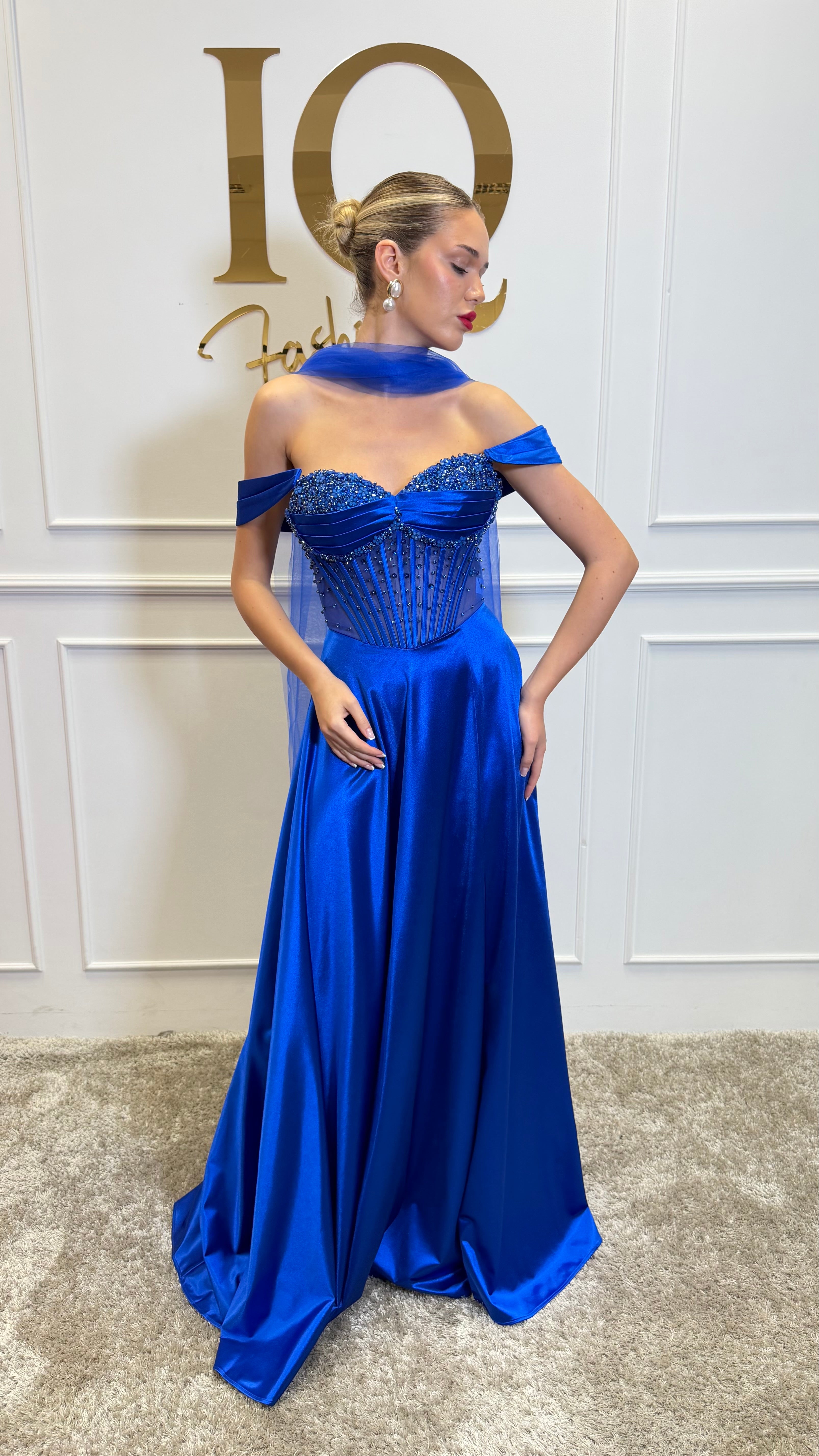 Rochie evazată Aunicia în albastru regal, brand iqfashioncluj, cu croială fluidă și detalii elegante, vizibilă în imagine.