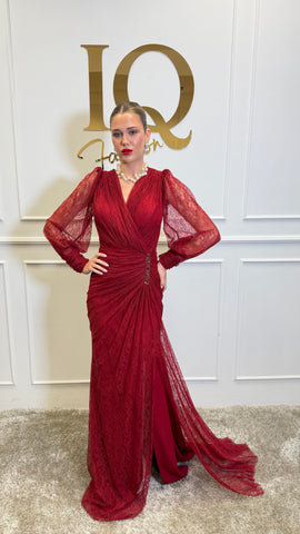 Rochie Azella bordo de la iqfashioncluj, elegantă, cu croială modernă și detalii stilate, pe fundal neutru.