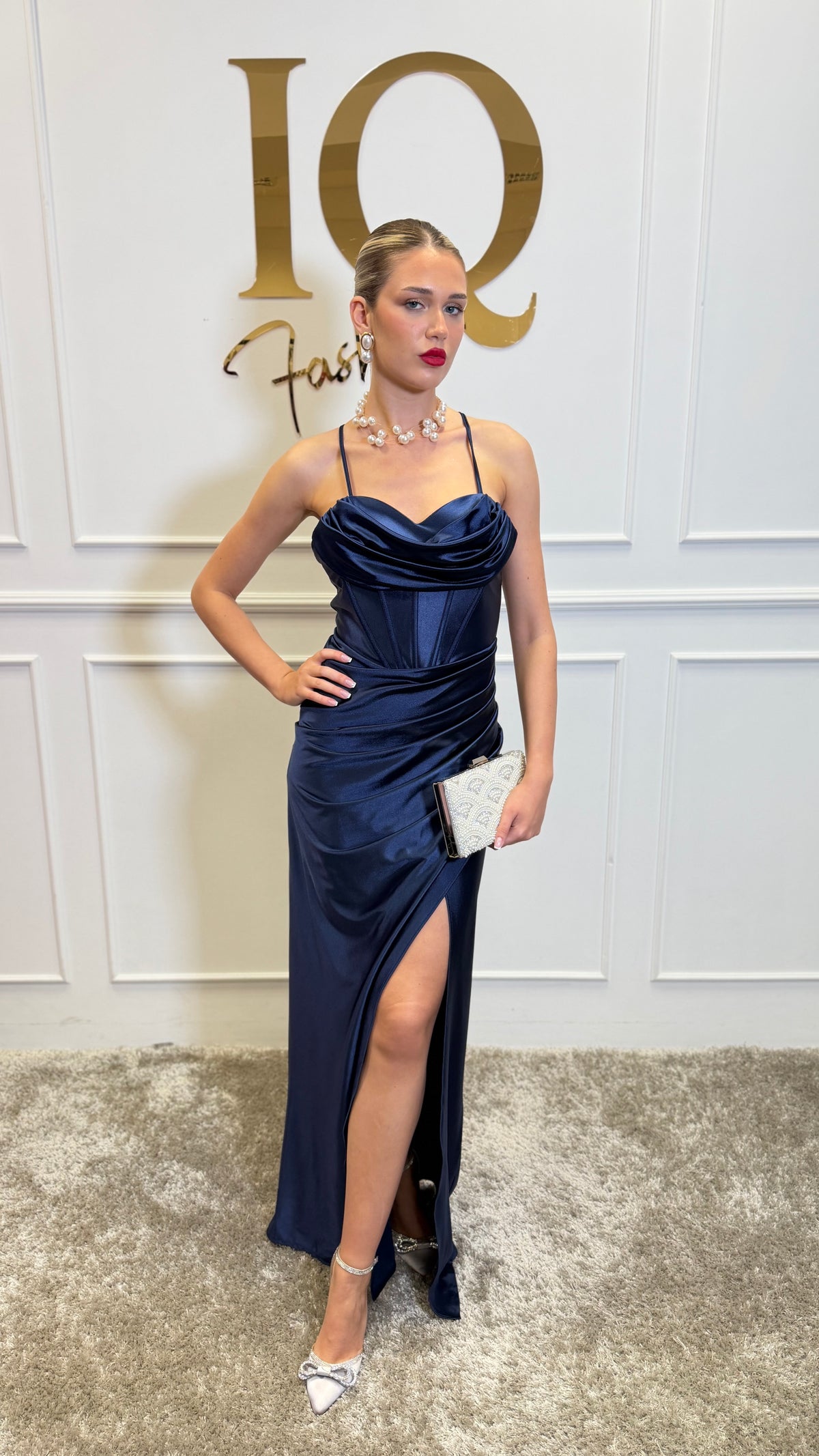 Rochie Biano Dark Blue de la iqfashioncluj, stil elegant, cu croială din material fin, vizibilă în imagine.