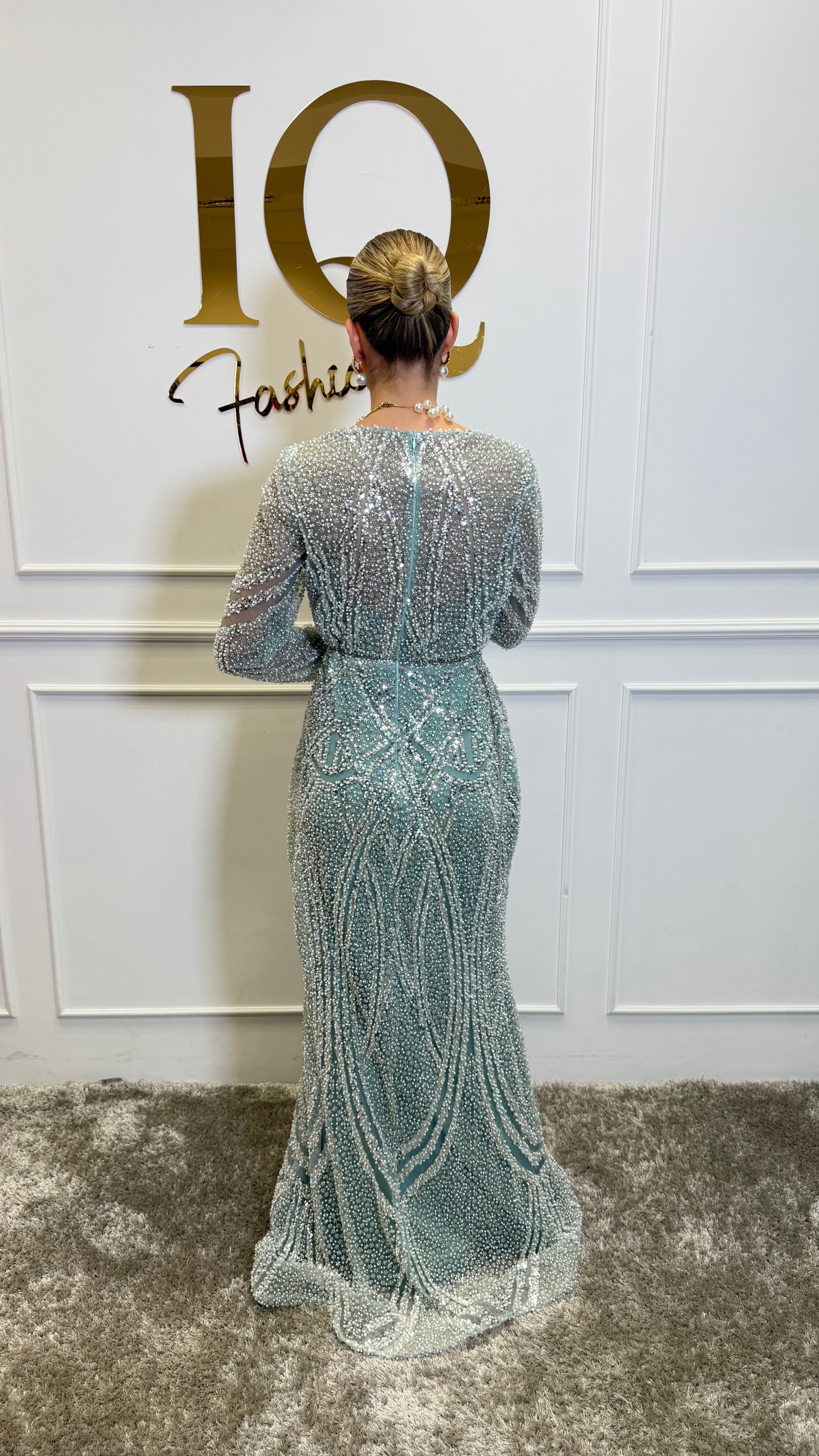 Rochie Dallia Minth de la ELVE STYLE SRL, rochie elegantă din material fin, într-o nuanță subtilă, vizibilă în imagine.